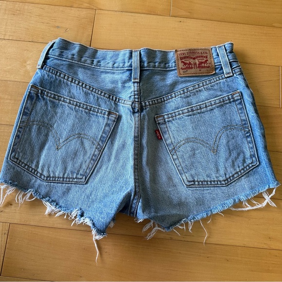 Levi’s medium wash 501 shorts - Picture 3 of 7